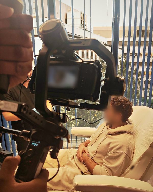 Behind the scenes: γύρισμα με gimbal σε κλινική, το πρόσωπο του πελάτη είναι θολωμένο