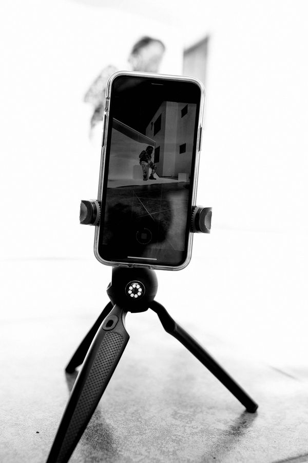 Smartphone σε tripod καταγράφει βίντεο