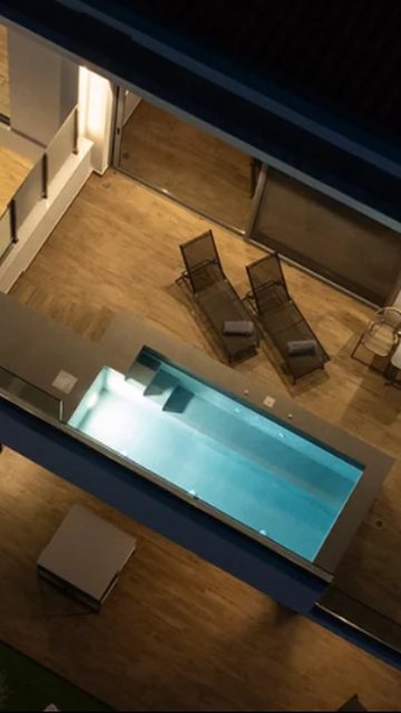 Sweet Mary Suites, Ναύπλιο: drone λήψη της βίλας με τις πισίνες τη νύχτα