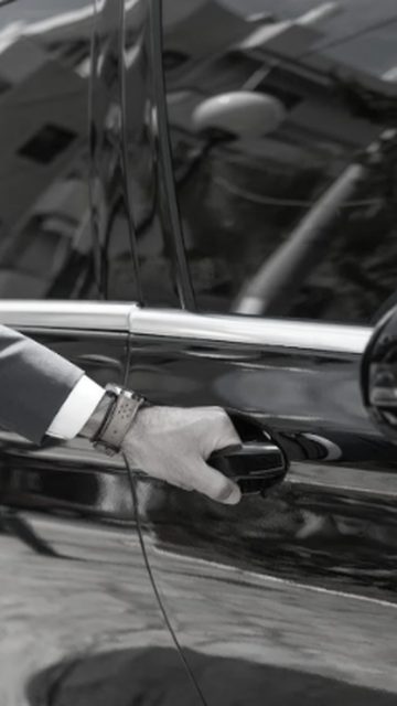 Beyond Transferring: chauffeur ανοίγει την πόρτα του αυτοκινήτου